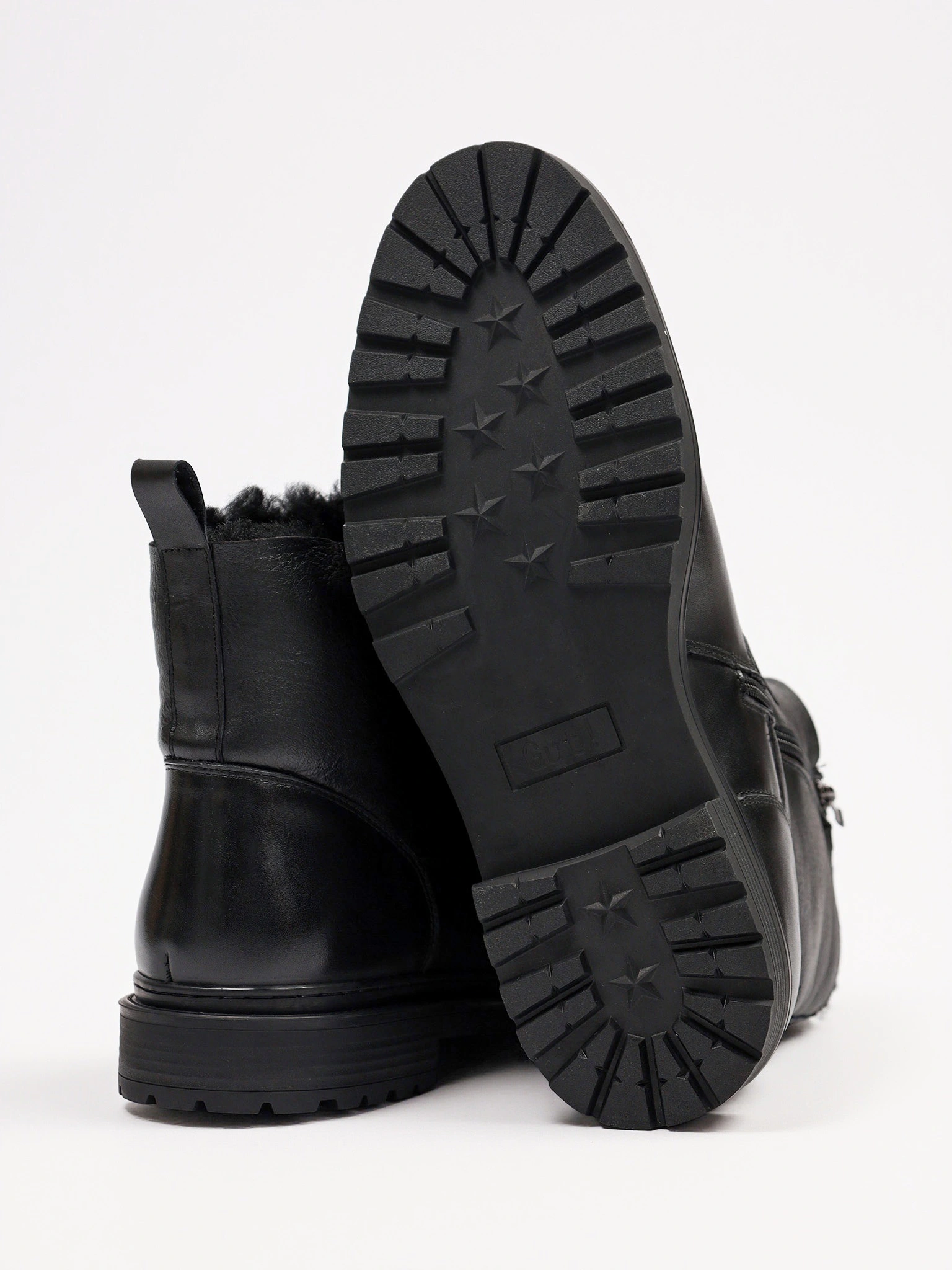 Ботинки черного цвета на рельефной подошве